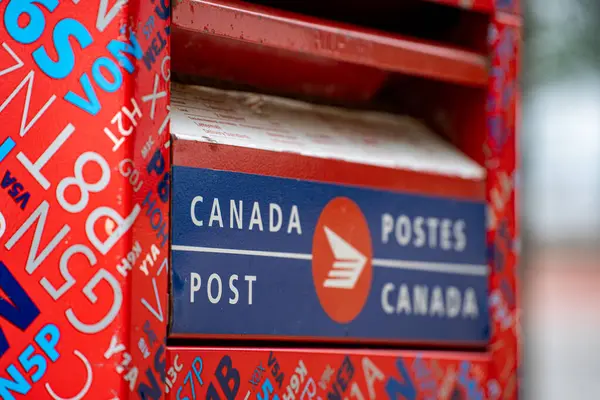 Toronto Caddesi 'ndeki Kanada Posta Kutusu manzarası. Toronto, Kanada - 7 Haziran 2025.