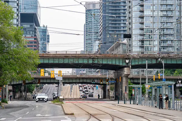 Toronto şehir merkezindeki Gardiner Otoyolu Üstgeçidi manzarası. Toronto, Kanada - 7 Haziran 2025.