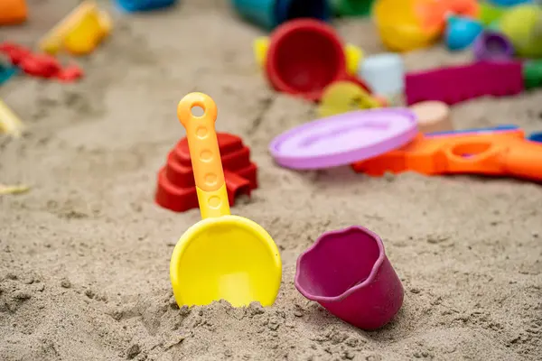 Plastik Kovalar ve Kum Üzerinde Çocuk Oyuncakları.