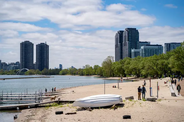 Toronto 'daki Sunnyside Sahili' nin manzarası. Toronto, Kanada - 18 Mayıs 2025.