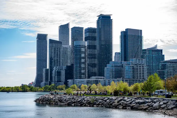 Toronto 'dan Etobicoke Lakeshore boyunca uzanan binaların manzarası. Toronto, Kanada - 18 Mayıs 2025.