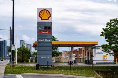 Kanada 'daki Shell Benzin İstasyonu' nun dış görünüşü. Markham, Kanada - 17 Mayıs 2025.