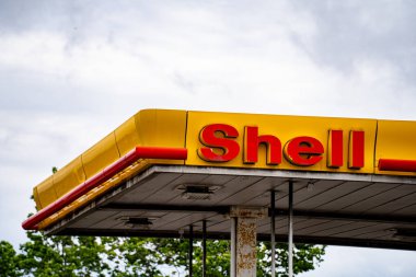 Kanada 'daki Shell Benzin İstasyonu' nun dış görünüşü. Markham, Kanada - 17 Mayıs 2025.