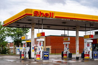 Kanada 'daki Shell Benzin İstasyonu' nun dış görünüşü. Markham, Kanada - 17 Mayıs 2025.