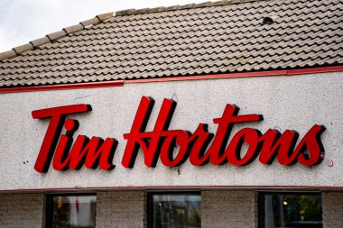 Tim Hortons 'un Kanada' daki imzası. Markham, Kanada - 17 Mayıs 2025.
