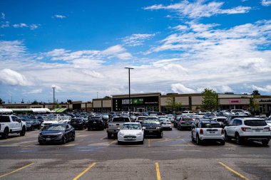 Vaughan 'daki Woodbridge Meydanı Alışveriş Merkezi manzarası. Vaughan, Kanada - 17 Mayıs 2025.