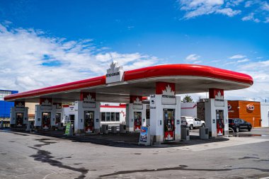 Vaughan 'daki Petro-Canada Benzin İstasyonu manzarası. Vaughan, Kanada - 17 Mayıs 2025.