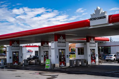 Vaughan 'daki Petro-Canada Benzin İstasyonu manzarası. Vaughan, Kanada - 17 Mayıs 2025.
