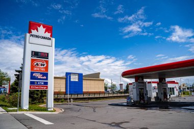 Vaughan 'daki Petro-Canada Benzin İstasyonu manzarası. Vaughan, Kanada - 17 Mayıs 2025.