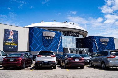 Vaughan 'daki Cineplex Sinema Binası' nın dış görünüşü. Vaughan, Kanada - 17 Mayıs 2025.