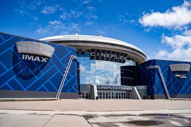 Vaughan 'daki Cineplex Sinema Binası' nın dış görünüşü. Vaughan, Kanada - 17 Mayıs 2025.