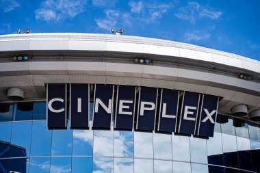 Vaughan 'daki Cineplex Sinema Binası' nın dış görünüşü. Vaughan, Kanada - 17 Mayıs 2025.