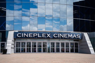 Vaughan 'daki Cineplex Sinema Binası' nın dış görünüşü. Vaughan, Kanada - 17 Mayıs 2025.