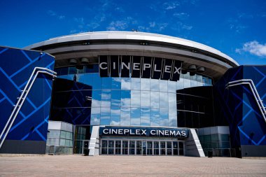 Vaughan 'daki Cineplex Sinema Binası' nın dış görünüşü. Vaughan, Kanada - 17 Mayıs 2025.