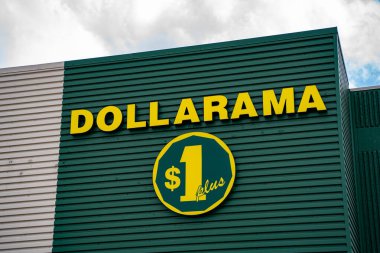 Kanada 'daki Dollarama Mağazası' nın dış görünüşü. Vaughan, Kanada - 17 Mayıs 2025.