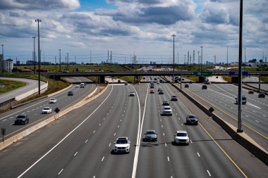 Otoban 400 Ontario 'da trafik akışı. Vaughan, Kanada - 17 Mayıs 2025.