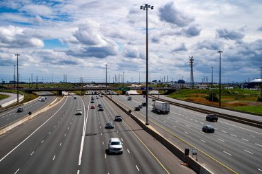 Otoban 400 Ontario 'da trafik akışı. Vaughan, Kanada - 17 Mayıs 2025.