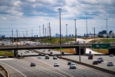 Otoban 400 Ontario 'da trafik akışı. Vaughan, Kanada - 17 Mayıs 2025.