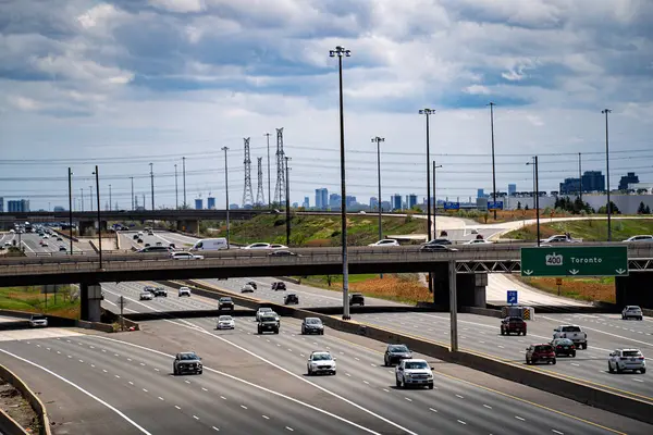 Otoban 400 Ontario 'da trafik akışı. Vaughan, Kanada - 17 Mayıs 2025.