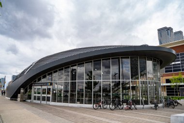 Vaughan Büyükşehir Merkezi TTC Metro İstasyonu 'nun dış görüntüsü. Vaughan, Kanada - 17 Mayıs 2025.