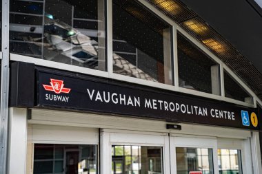 Vaughan Büyükşehir Merkezi TTC Metro İstasyonu 'nun dış görüntüsü. Vaughan, Kanada - 17 Mayıs 2025.