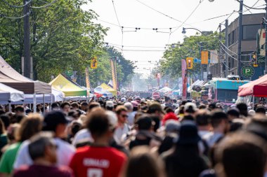 Do West Festivali 'nde kalabalık vardı. Do West Fest Toronto 'daki en büyük sokak festivallerinden biri. Toronto, Kanada - 8 Haziran 2025.