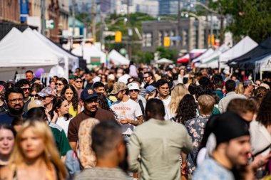 Do West Festivali 'nde kalabalık vardı. Do West Fest Toronto 'daki en büyük sokak festivallerinden biri. Toronto, Kanada - 8 Haziran 2025.
