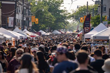 Do West Festivali 'nde kalabalık vardı. Do West Fest Toronto 'daki en büyük sokak festivallerinden biri. Toronto, Kanada - 8 Haziran 2025.