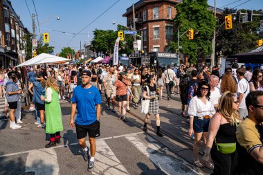 Do West Festivali 'nde kalabalık vardı. Do West Fest Toronto 'daki en büyük sokak festivallerinden biri. Toronto, Kanada - 8 Haziran 2025.