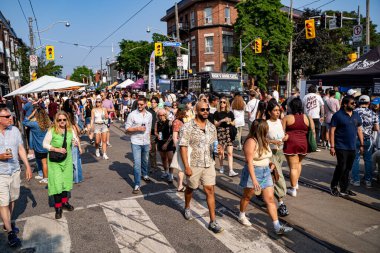 Do West Festivali 'nde kalabalık vardı. Do West Fest Toronto 'daki en büyük sokak festivallerinden biri. Toronto, Kanada - 8 Haziran 2025.
