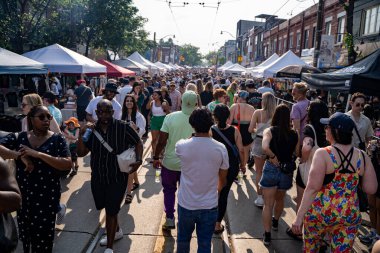 Do West Festivali 'nde kalabalık vardı. Do West Fest Toronto 'daki en büyük sokak festivallerinden biri. Toronto, Kanada - 8 Haziran 2025.