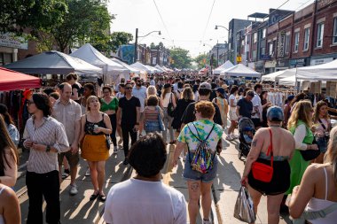 Do West Festivali 'nde kalabalık vardı. Do West Fest Toronto 'daki en büyük sokak festivallerinden biri. Toronto, Kanada - 8 Haziran 2025.
