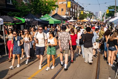 Do West Festivali 'nde kalabalık vardı. Do West Fest Toronto 'daki en büyük sokak festivallerinden biri. Toronto, Kanada - 8 Haziran 2025.