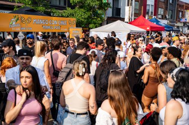 Do West Festivali 'nde kalabalık vardı. Do West Fest Toronto 'daki en büyük sokak festivallerinden biri. Toronto, Kanada - 8 Haziran 2025.