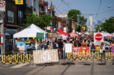Do West Festivali 'nde kalabalık vardı. Do West Fest Toronto 'daki en büyük sokak festivallerinden biri. Toronto, Kanada - 8 Haziran 2025.