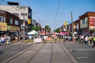 Do West Festivali 'nde kalabalık vardı. Do West Fest Toronto 'daki en büyük sokak festivallerinden biri. Toronto, Kanada - 8 Haziran 2025.