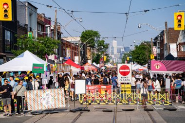 Do West Festivali 'nde kalabalık vardı. Do West Fest Toronto 'daki en büyük sokak festivallerinden biri. Toronto, Kanada - 8 Haziran 2025.