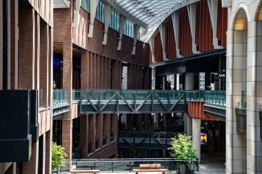 Toronto 'daki kuyu alışveriş merkezi manzarası. Toronto, Kanada - 15 Haziran 2025.