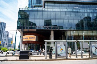 Toronto 'daki kuyu alışveriş merkezi manzarası. Toronto, Kanada - 15 Haziran 2025.