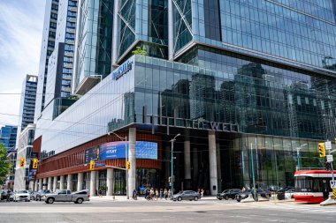 Toronto 'daki kuyu alışveriş merkezi manzarası. Toronto, Kanada - 15 Haziran 2025.