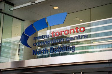 Metro Toronto Kongre Merkezi 'nin kuzey binası tabelası. Toronto, Kanada - 15 Haziran 2025.