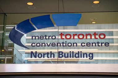Metro Toronto Kongre Merkezi 'nin kuzey binası tabelası. Toronto, Kanada - 15 Haziran 2025.