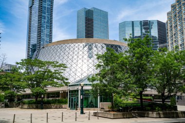 Toronto şehir merkezindeki Roy Thomson Hall binasının dış görüntüsü. Toronto, Kanada - 15 Haziran 2025.