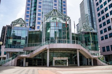 Toronto şehir merkezindeki Metro Hall binasının görüntüsü. Toronto, Kanada - 15 Haziran 2025.