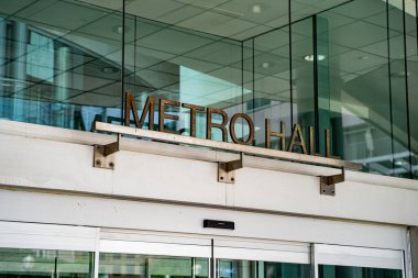 Toronto şehir merkezindeki Metro Hall binasının görüntüsü. Toronto, Kanada - 15 Haziran 2025.