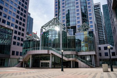Toronto şehir merkezindeki Metro Hall binasının görüntüsü. Toronto, Kanada - 15 Haziran 2025.