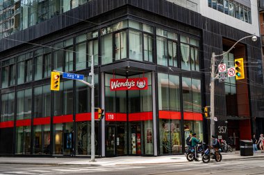 Wendy 'nin Toronto' daki restoranının dış görüntüsü. Toronto, Kanada - 15 Haziran 2025.