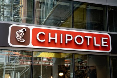 Toronto 'daki Chipotle restoranının imzalı görüntüsü. Toronto, Kanada - 15 Haziran 2025.