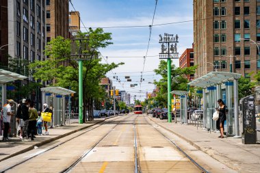 Toronto 'daki Spadina Bulvarı' nda bir tramvay durağı. Toronto, Kanada - 15 Haziran 2025.