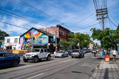 Toronto 'nun batısındaki Queen Street manzarası. Toronto, Kanada - 15 Haziran 2025